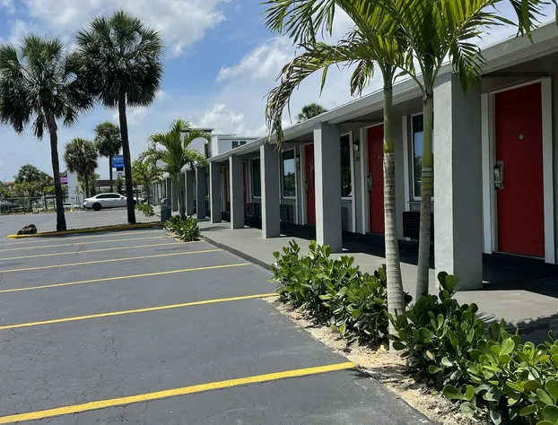 Super 8 by Wyndham Kissimmee/Orlando hotel detail image 1