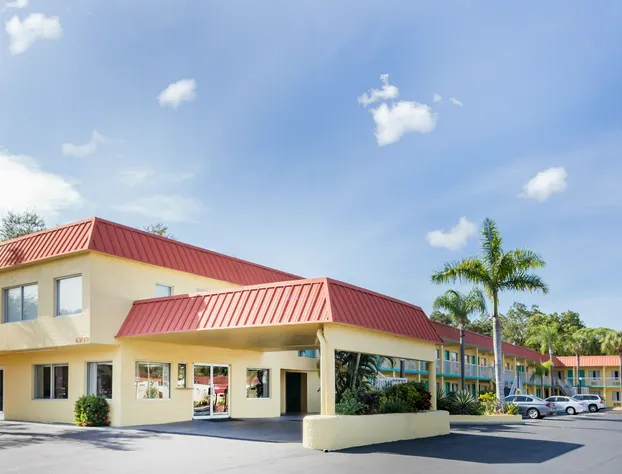 Super 8 by Wyndham Sarasota Near Siesta Key hotel detail image 1