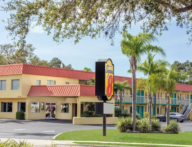 Super 8 by Wyndham Sarasota Near Siesta Key hotel detail image 3