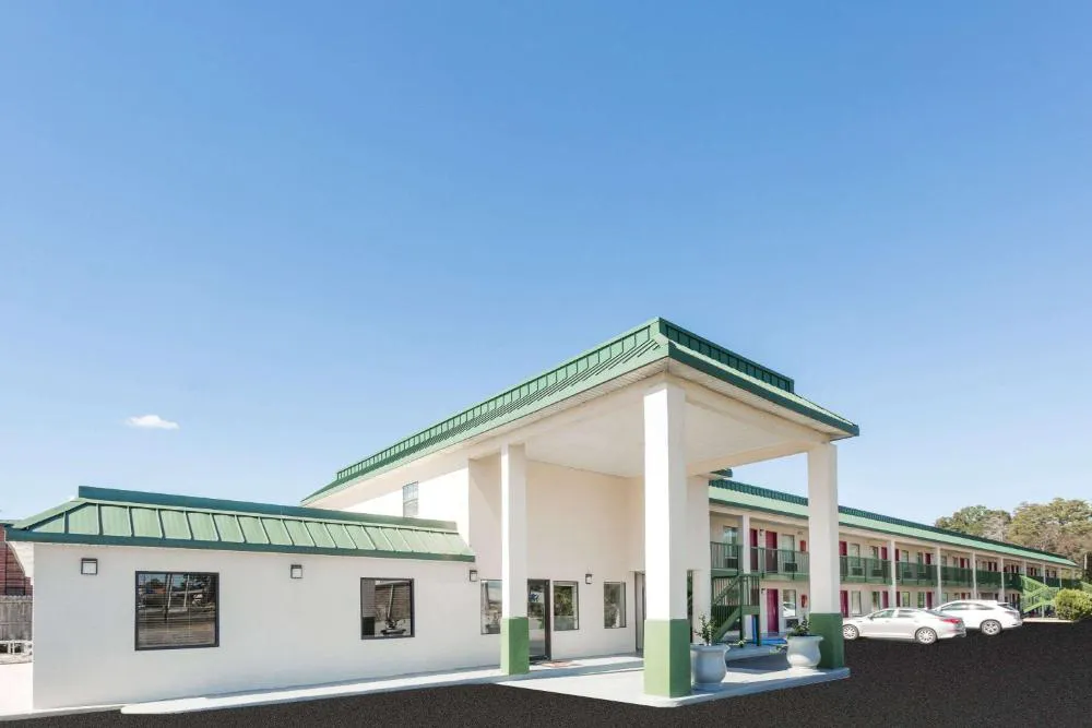 Super 8 by Wyndham Ashburn hotel hero