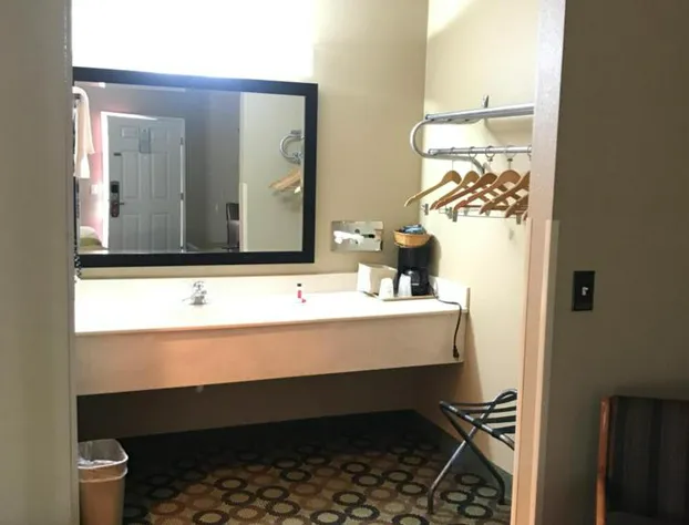 Super 8 by Wyndham Ashburn hotel detail image 3