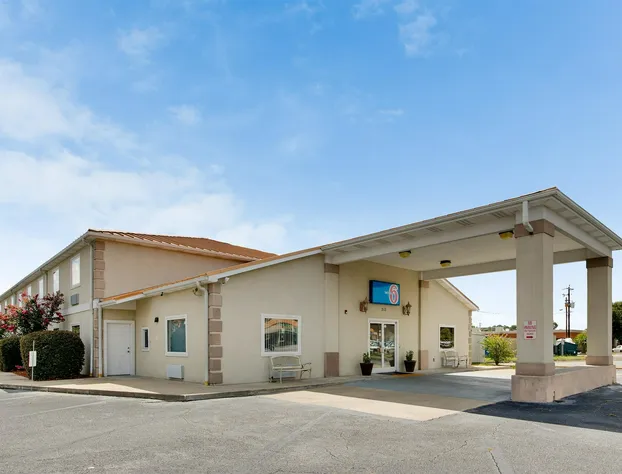 Motel 6 Hinesville, GA hotel detail image 1