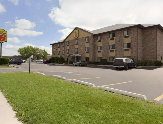 Super 8 by Wyndham Bridgeview/Chicago Area hotel detail image 1