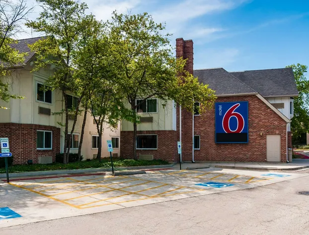 Motel 6 Arlington Heights, IL - Chicago North Central hotel detail image 1