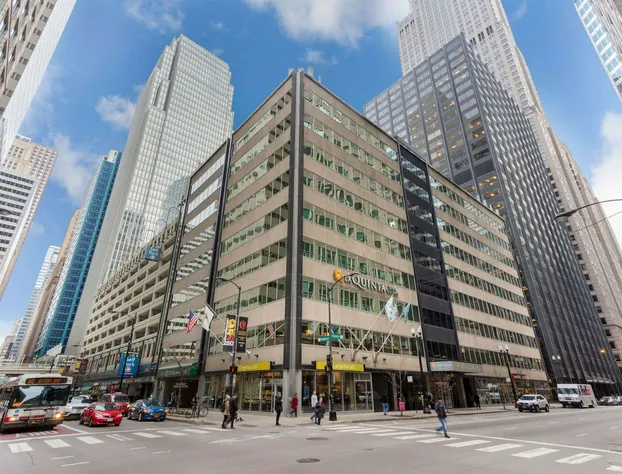 La Quinta Inn & Suites by Wyndham Chicago Downtown hotel detail image 4