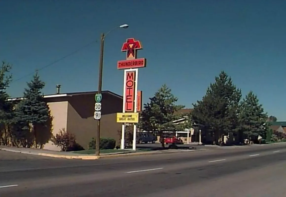 Thunderbird Motel hotel hero