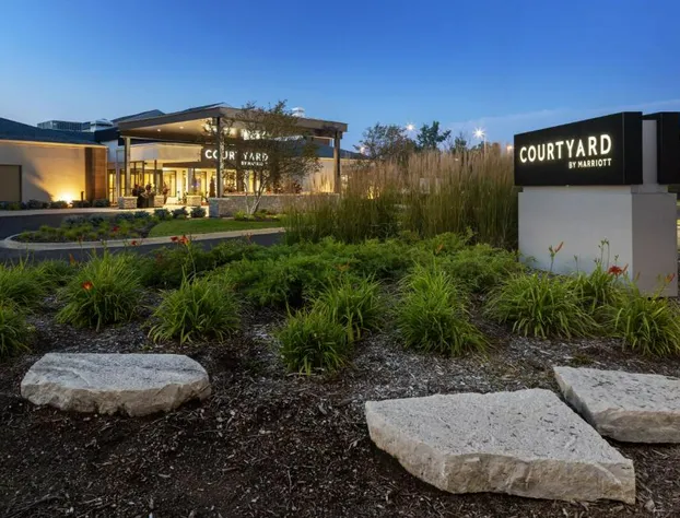 Courtyard Chicago Waukegan Gurnee hotel detail image 1