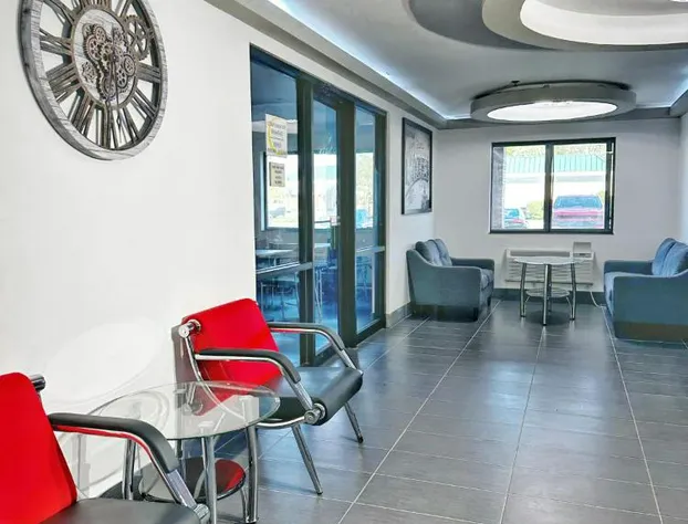 Super 8 by Wyndham Peoria hotel detail image 2