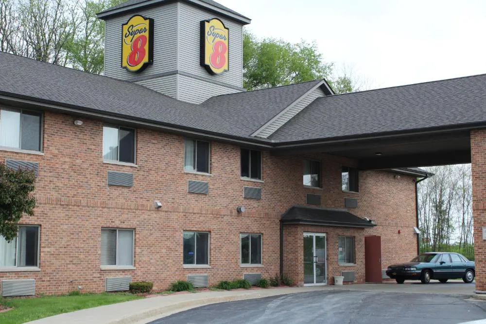 Super 8 by Wyndham Valparaiso hotel hero