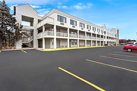 Econo Lodge hotel detail image 3