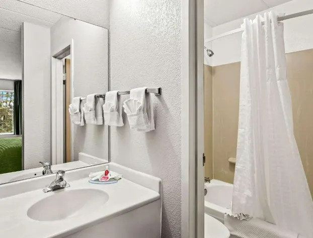 Econo Lodge Willowbrook hotel detail image 1