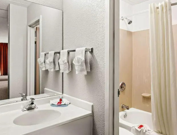 Econo Lodge Willowbrook hotel detail image 4