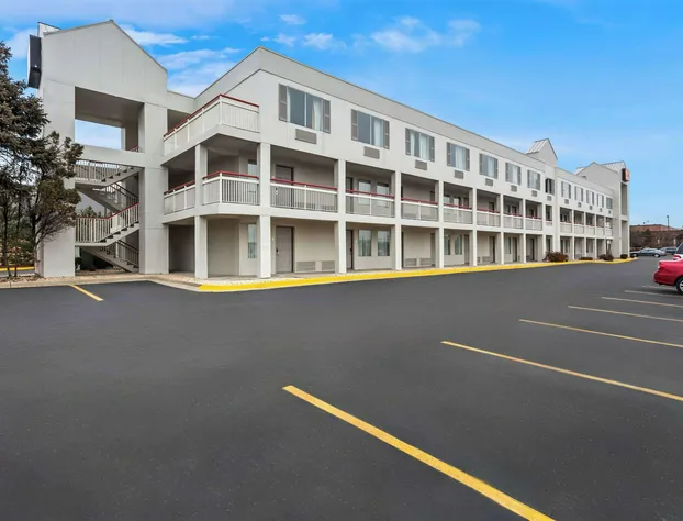 Econo Lodge Willowbrook hotel detail image 3