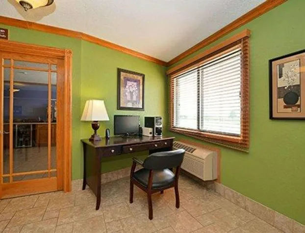 Quality Inn & Suites Grinnell near University hotel detail image 1