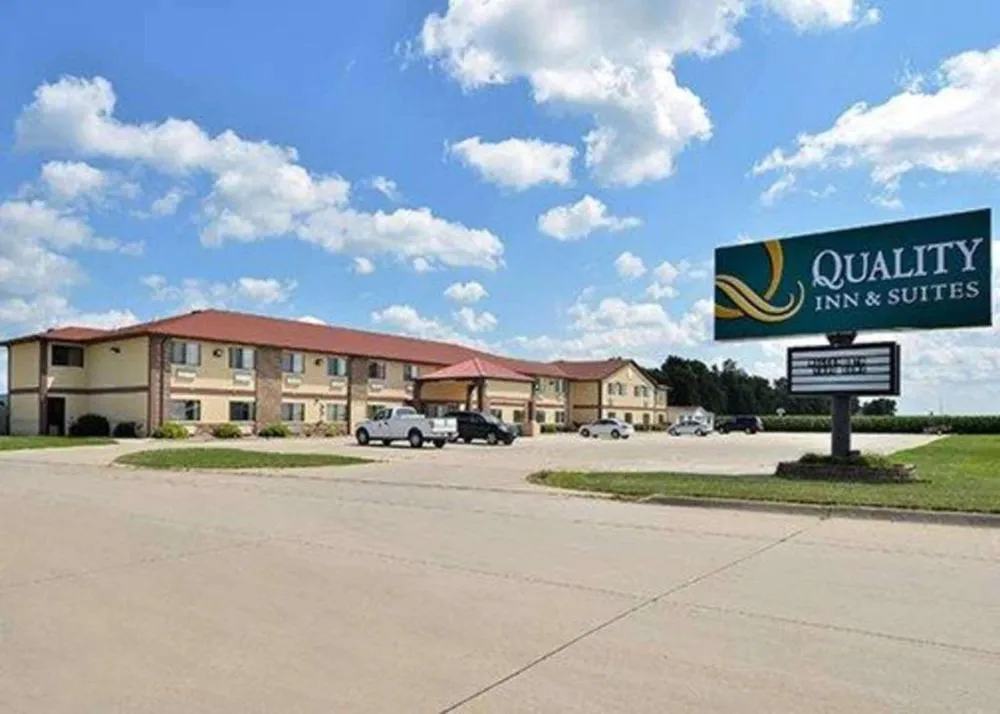 Quality Inn & Suites Grinnell near University hotel hero