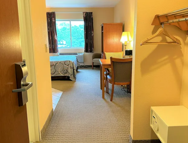 Super 8 by Wyndham Topeka at Forbes Landing hotel detail image 3