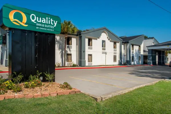 Quality Inn & Suites Lafayette hotel hero