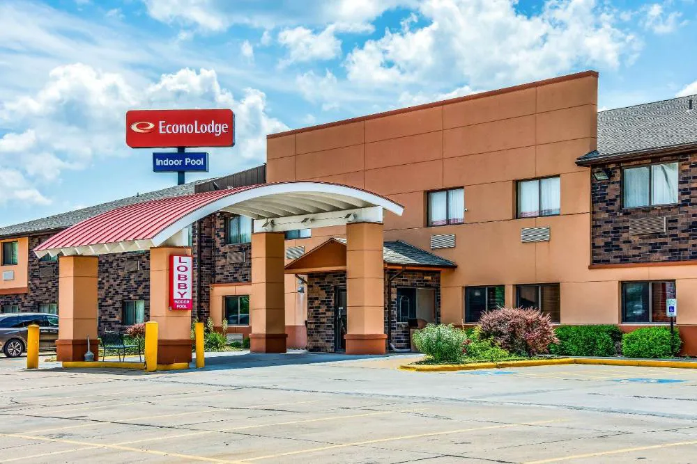 Econo Lodge Topeka at Wanamaker hotel hero
