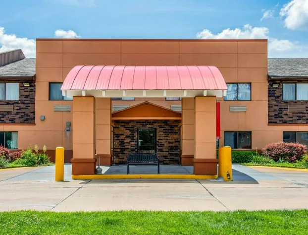 Econo Lodge Topeka at Wanamaker hotel detail image 1