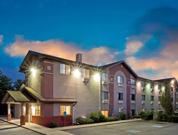 Super 8 by Wyndham Lexington Park/California Area hotel detail image 1