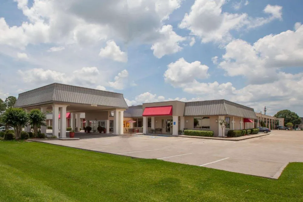 Ramada by Wyndham New Iberia hotel hero