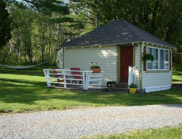 Bay Leaf Cottages & Bistro hotel detail image 3