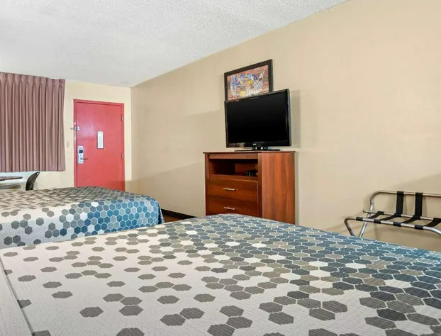 Econo Lodge Inn & Suites Forest hotel detail image 2