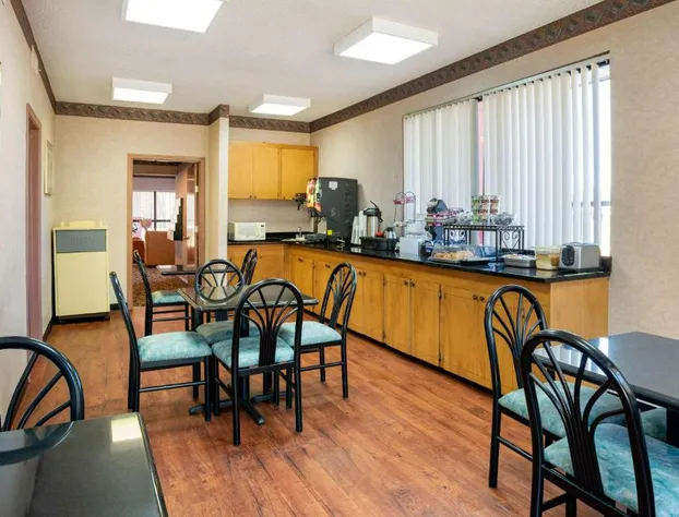 Econo Lodge Inn & Suites Forest hotel detail image 1