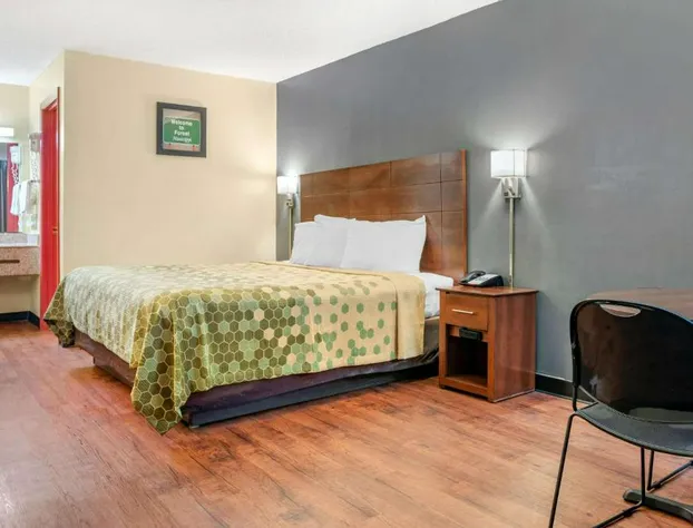 Econo Lodge Inn & Suites Forest hotel detail image 4