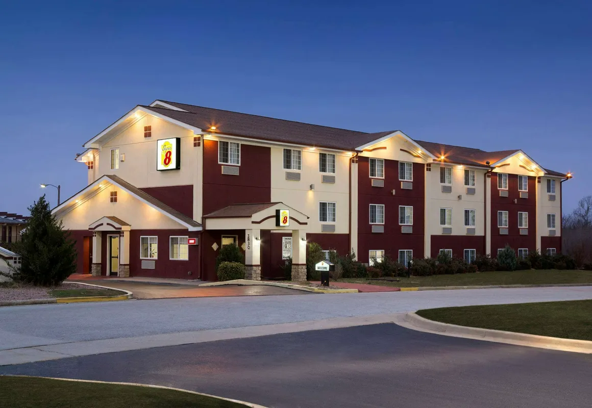 Super 8 by Wyndham Joplin hotel hero