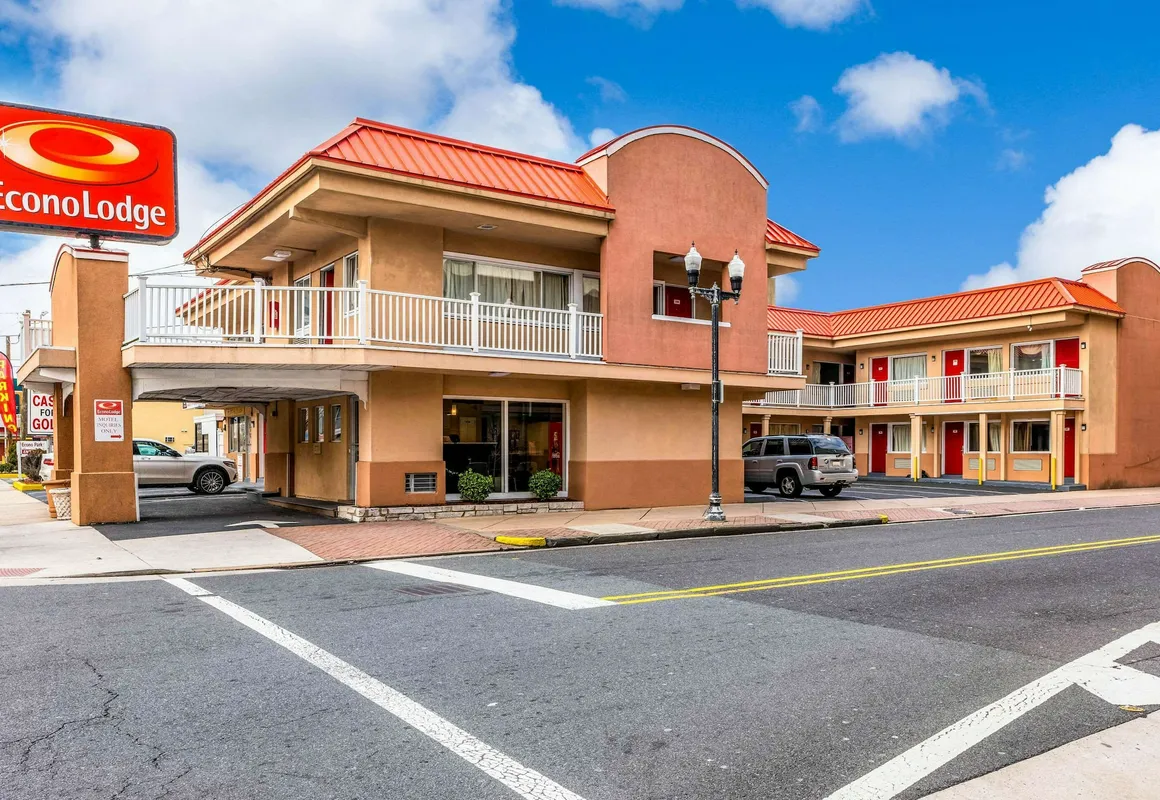 Econo Lodge Beach and Boardwalk hotel hero
