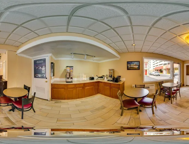 Econo Lodge Beach and Boardwalk hotel detail image 4