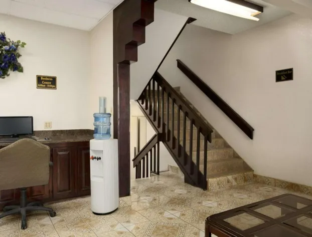 Super 8 by Wyndham Carlsbad hotel detail image 4