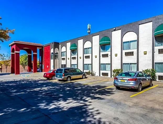 Econo Lodge Inn & Suites Albuquerque East I-40 Eubank Exit hotel detail image 1