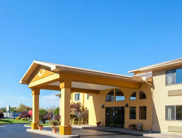 Super 8 by Wyndham Liverpool/Clay/Syracuse Area hotel detail image 1