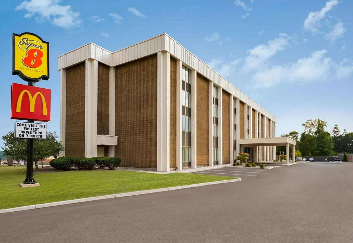 Super 8 by Wyndham Liverpool/Syracuse North Airport hotel hero