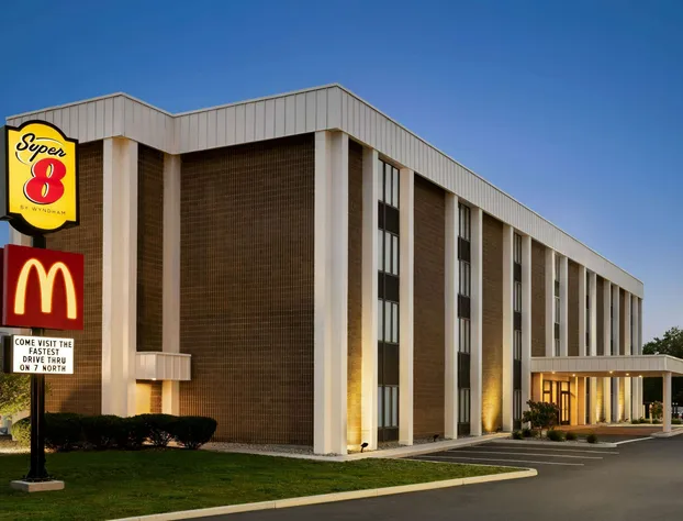 Super 8 by Wyndham Liverpool/Syracuse North Airport hotel detail image 1