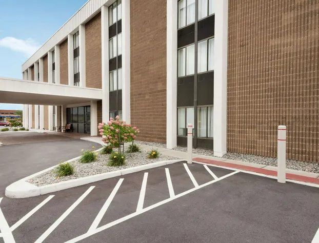 Super 8 by Wyndham Liverpool/Syracuse North Airport hotel detail image 2