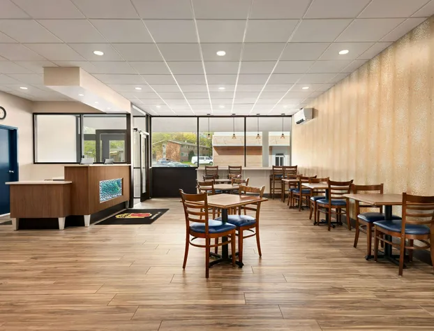 Super 8 by Wyndham Liverpool/Syracuse North Airport hotel detail image 4