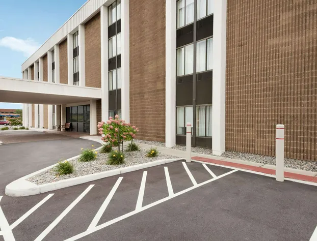 Super 8 by Wyndham Liverpool/Syracuse North Airport hotel detail image 2