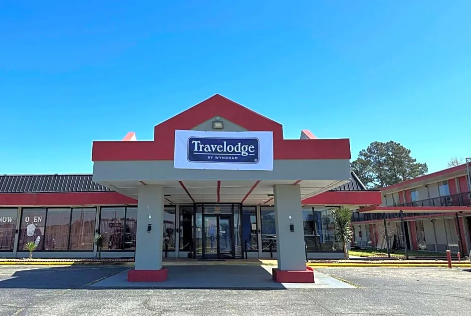 Travelodge by Wyndham Lumberton hotel hero