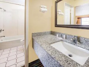 Economy Suites - Fairgrounds hotel detail image 4