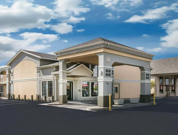 Super 8 by Wyndham Oklahoma Airport Fairgrounds West hotel detail image 1