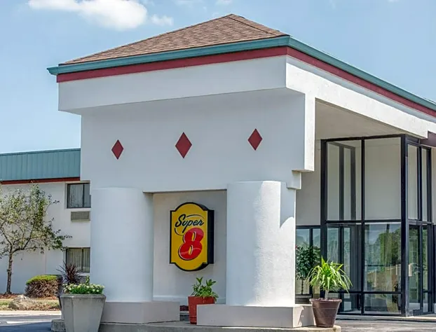 Super 8 by Wyndham Cleveland hotel detail image 1