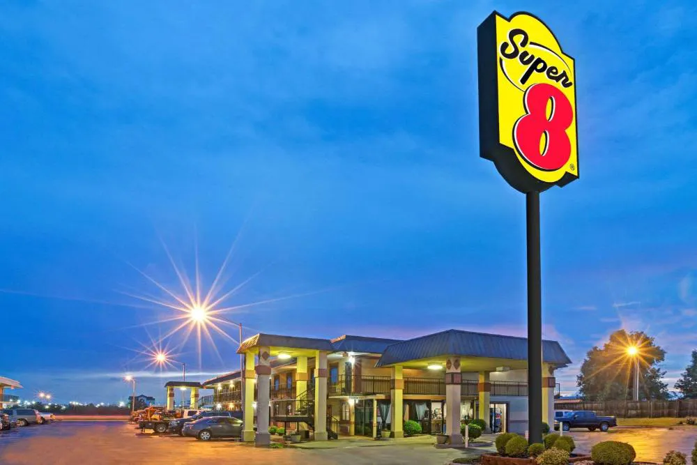 Super 8 by Wyndham Shawnee hotel hero