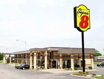 Super 8 by Wyndham Shawnee hotel detail image 1