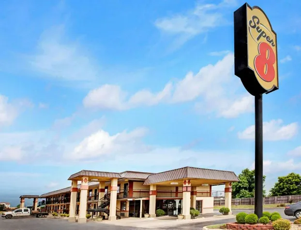 Super 8 by Wyndham Shawnee hotel detail image 3