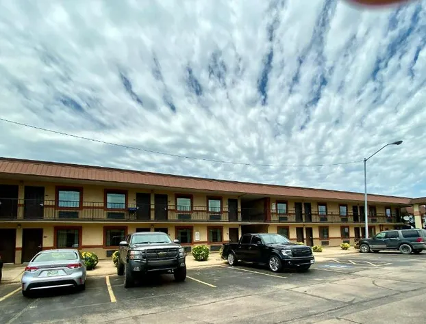 Super 8 by Wyndham Shawnee hotel detail image 4