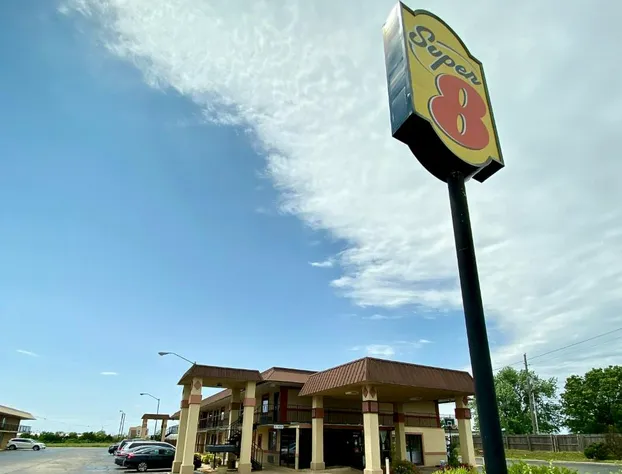 Super 8 by Wyndham Shawnee hotel detail image 3