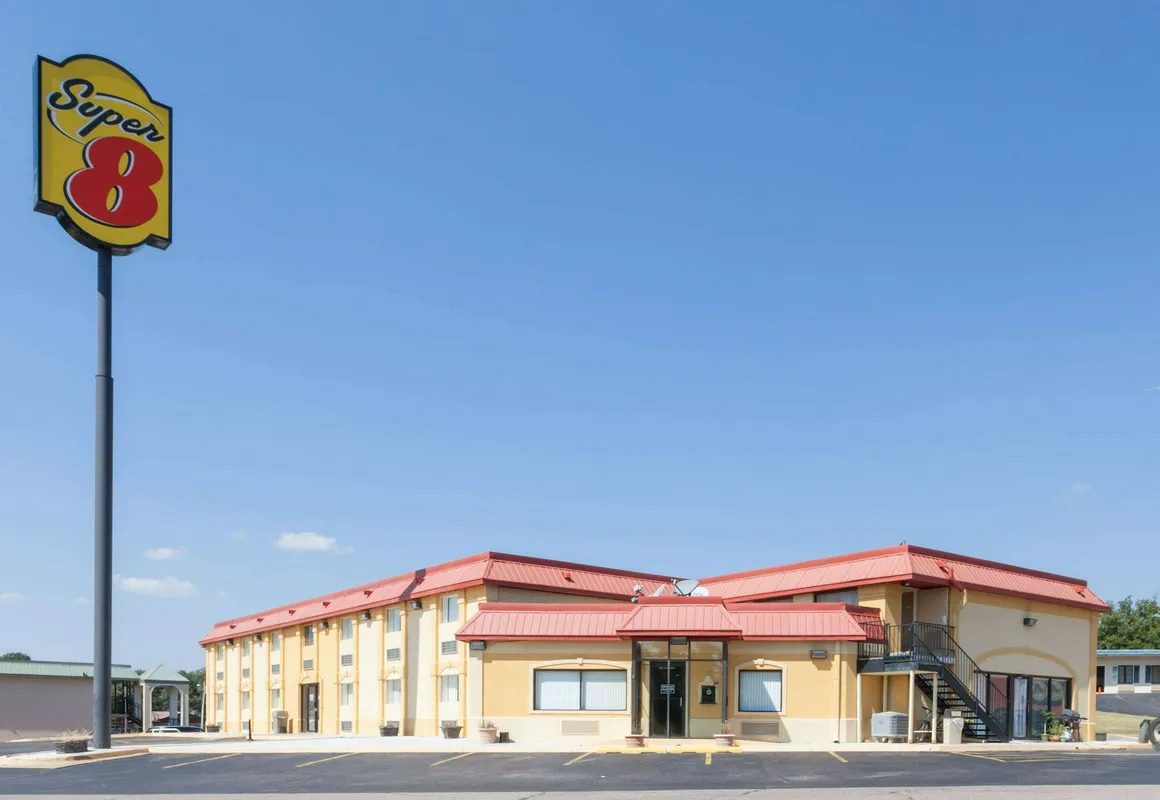 Super 8 by Wyndham Clinton hotel hero